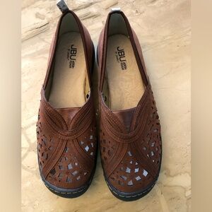 Combined leather and man made material flat shoe by Jambu